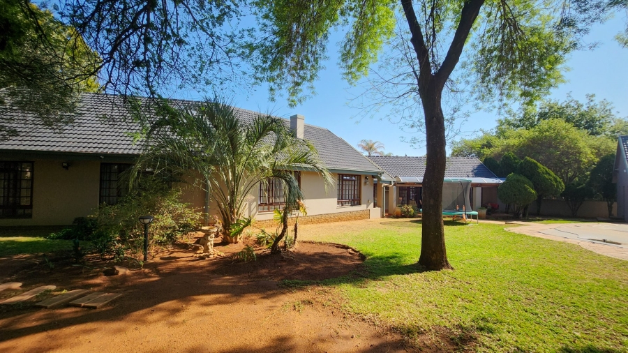 5 Bedroom Property for Sale in Wilkoppies North West